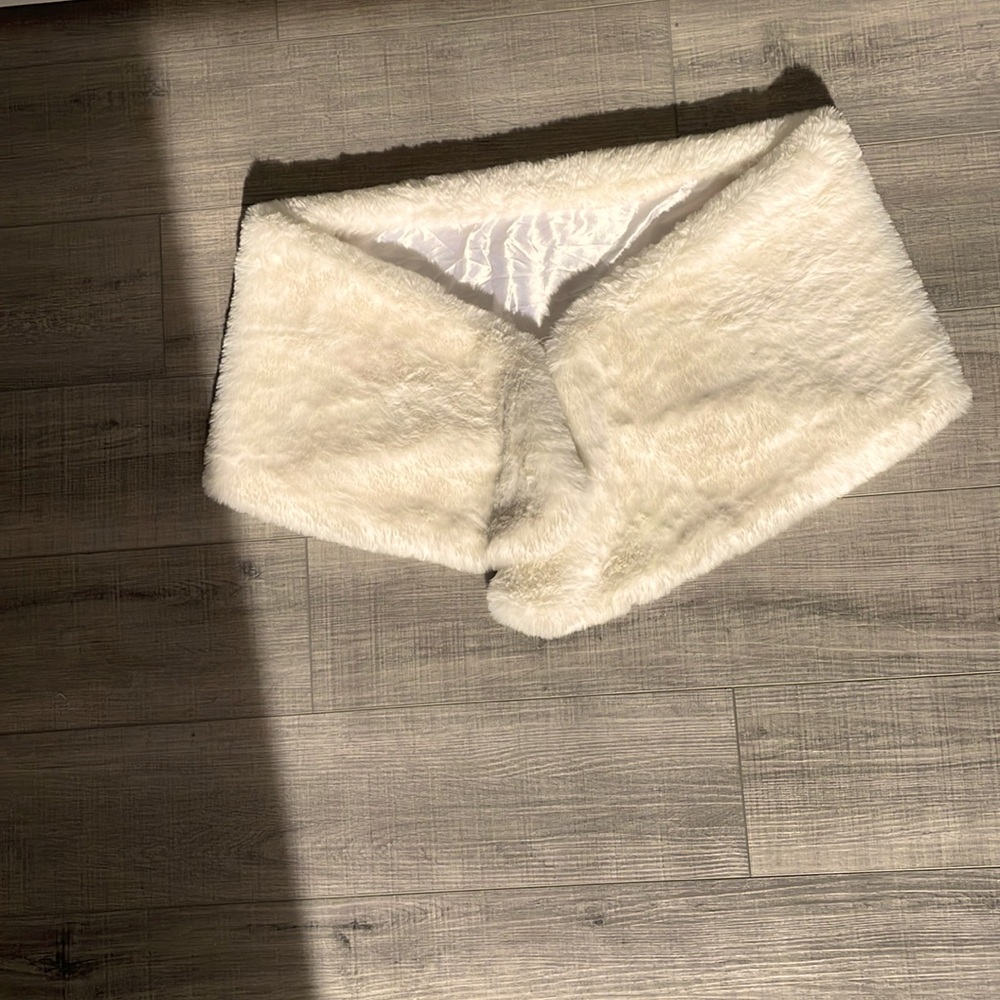 White fur shall. One size fits all.